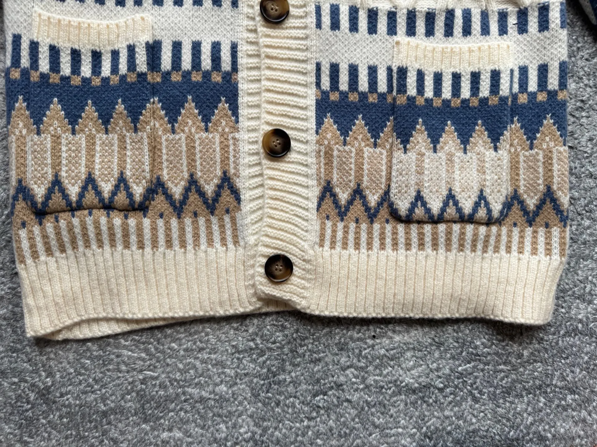 P220 Ralph Lauren old money style cable sweater. The end of the sweater must be twisted! Want to go for an American retro style but are afraid of using too much force? This cable cardigan can be called a "retro dressing cheat"~ ▫️Cable workmanship = the king of retro atmosphere: the three-dimensional cable pattern replicates the texture of American vintage clothes, not deliberately to look old, but with a "sensation of luxury accumulated over time". The moment you put it on, you have the "smell of a male protagonist in a campus movie", and the hair tie was praised as "clothes cheating" when taking photos~ ▫️It doesn't matter your body shape but also hides a lot of fat. It can also be worn by boys with broad shoulders and slightly fat, V The collar can also modify the neck line, making the person look more upright~ Wear it under a coat/down jacket in winter, revealing the cable ties and small red labels, and the sense of layering is directly stunning~ It is perfect with sneakers and leather shoes. American boys rush with their eyes closed, and directly reorganize their wardrobe~ Color: Navy Blue Apricot Size S Height 165-170CM Weight 110-125 M Height 170-175CM Weight 125-140 L Height 175-185CM Weight 140-155
